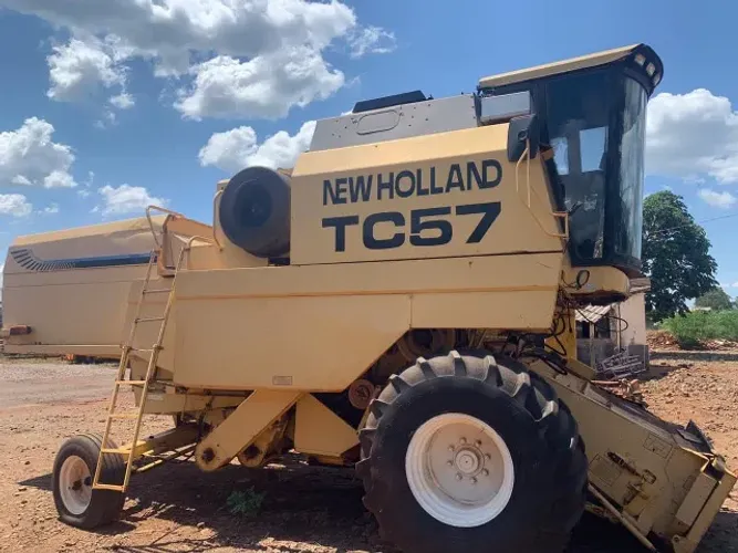 COLHEITADEIRA NEW HOLLAND TC 57 ANO 1998
