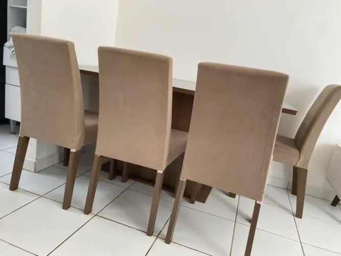Vende-se mesa com 4 cadeiras