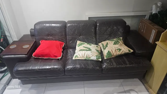 Sofa couro 3  lugares 