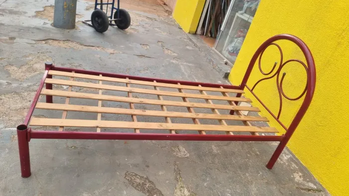Cama tubular solteiro bem conservada marcas de uso ((ENTREGO GRATIS))