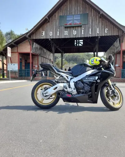 Cbr1000rr ano 2010 moto relíquia