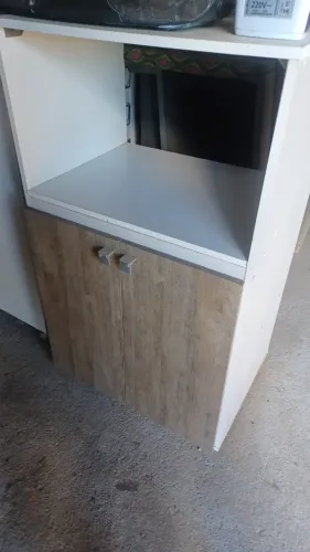 Balcão para forno e microondas, com 2 portas, em bom estado, de mdf.