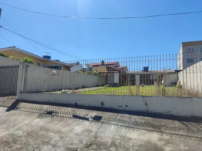 casa com quintal enorme divisa entre maracana e guarani em colombo pr