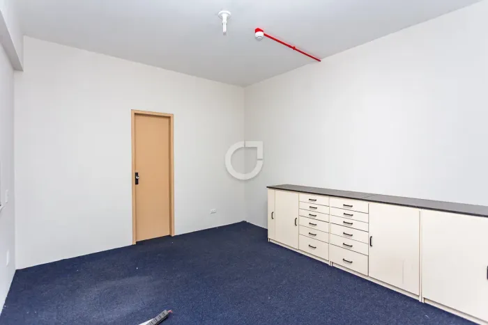 Sala Comercial no Edifício Credireal, com 33,54m² privativos  Centro de Curitiba