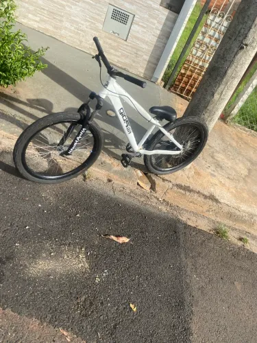 Vende-se bicicleta gios aro26 branca por 1000$. Aceito conversar sobre o preço