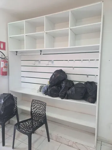 Armário expositor com canaleta