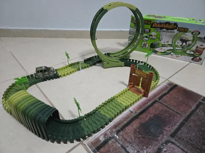 Pista de carrinho eletrônico dinossauro