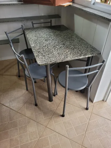 Mesa com Tampo de Granito + 4 Cadeiras (0,70m x 1,00m)