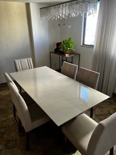 Mesa de 6 lugares com cadeiras inclusas. Tampo de vidro quebrado, precisa trocar