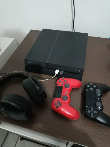 Vendo PS4 FAT 1TB com 2 controles e headseat