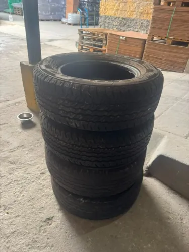 2 Pneus em excelente estado + 2 para recapiar Goodyear G32 Cargo 225/65 R16C