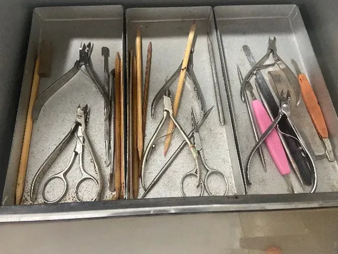 Instrumentos para manicure ( inclui alicates, palitos, tesoura e espatulas)