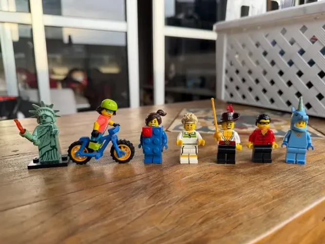 Vendo lote com 7 minifigures LEGO originais em ótimo estado de conservação.