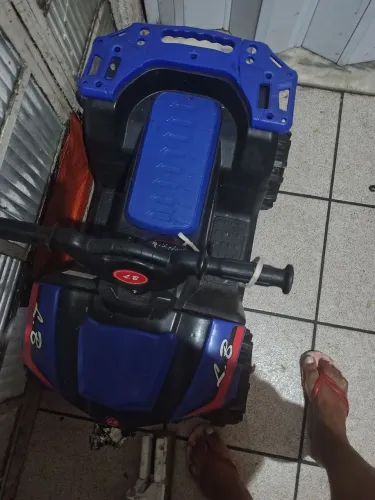Vendo uma moto elétrica infantil semi nova poucos dias de uso