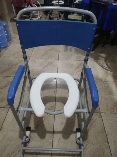 Vende se cadeira de rodas para banho