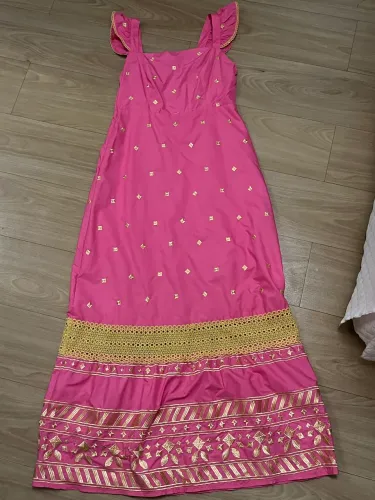 Vestido longo rosa com bordados dourados a mão 