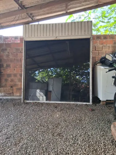 Janela vitrine com cortina de ferro