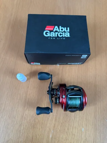 Carretilha Abu Garcia Revo Rocket RVO3 - Recolhimento 9.0:1
