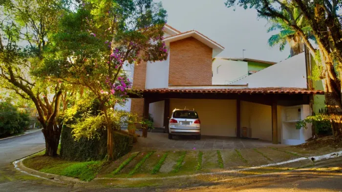 CASA VENDA GRANJA VIANA - 4 QUARTOS 2 SUITES - ISOLADA COM PISCINA, PRÓXIMO AO RETORNO KM