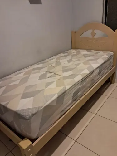 Cama de solteiro madeira maciça com colchão