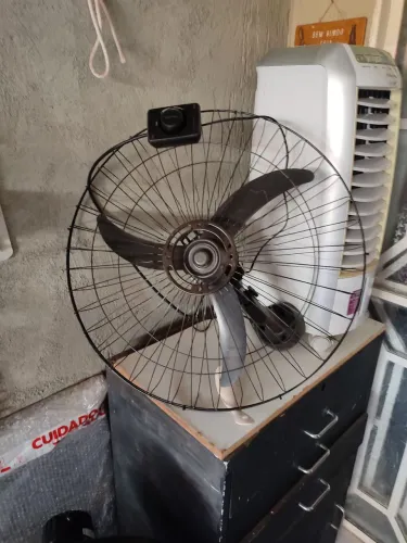 Ventilador de parede com suporte e seletor de velocidades.