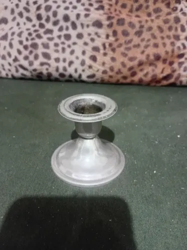 Castiçal em metal prateado