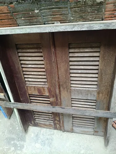 Uma Janela de madeira muiracatiara usada