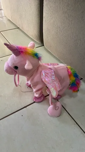 Unicórnio que anda e toca música