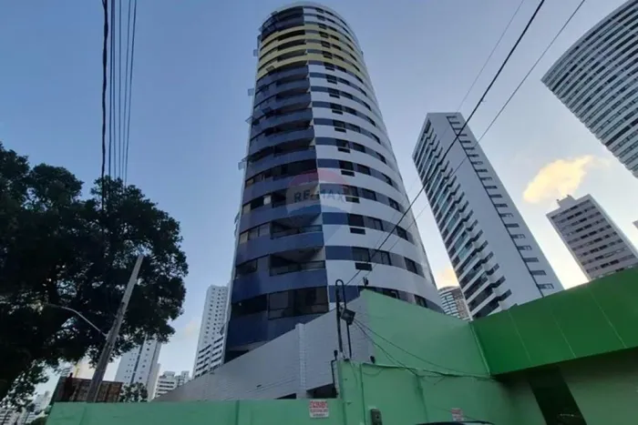 Apartamento na Torre com, Suíte, Piscina e Excelente Localização