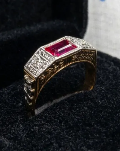 Anel masculino, ouro amarelo, branco 18k ,com rubi laboratório e 2 diamantes.