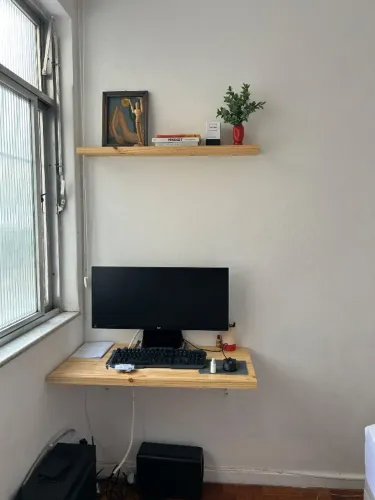 Mesa e prateleira de estudo