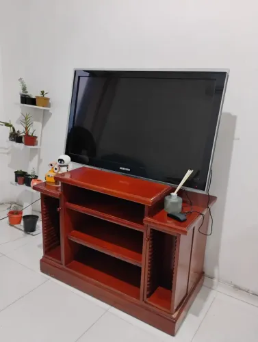 Rack Aparador para TV em madeira maciça nobre cor pinhão 