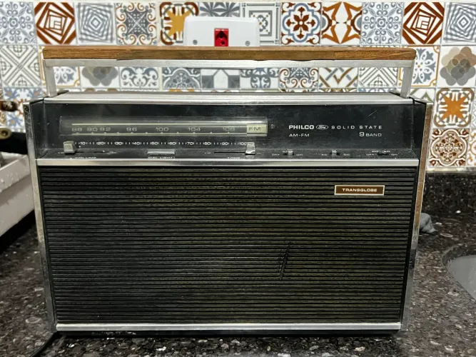 Rádio antigo Philco Ford Solid State AM/FM 9 bandas vintage.
