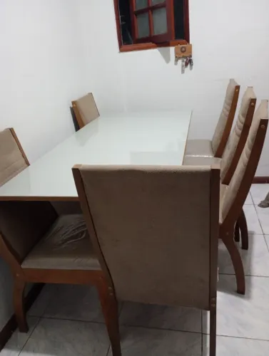 Mesa de vidro com 6 cadeiras estofadas