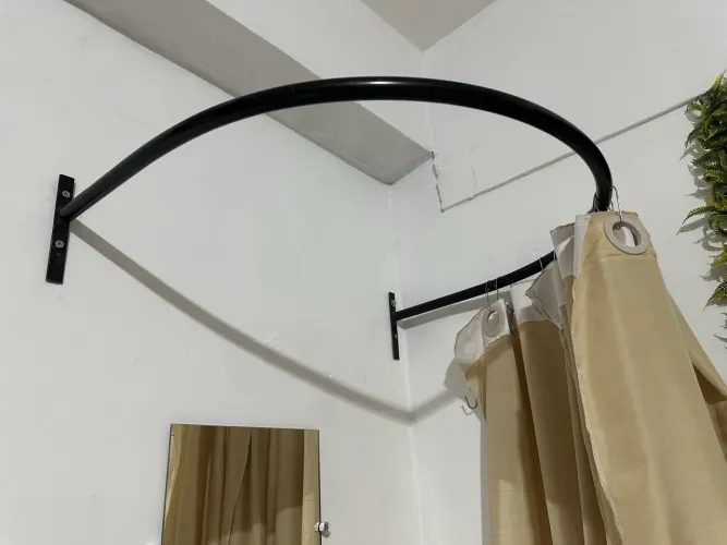 Araras e provador com cortina para loja