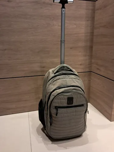Mochila estudantil cinza - Bem resistente