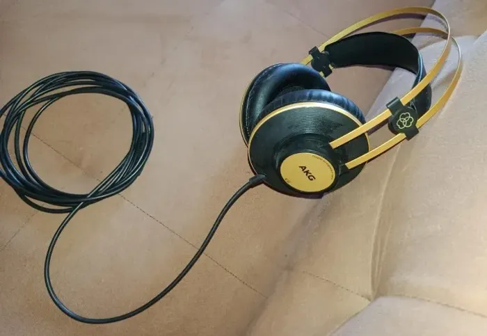 Fone De Ouvido Akg K52 Fechado De Estúdio Com Fio