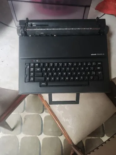 Máquina de escrever Olivetti praxis 20