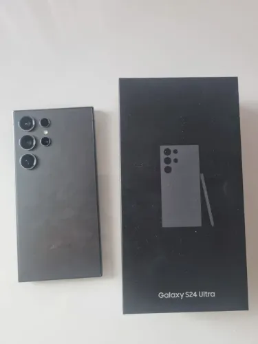 Vendo S24 Ultra 256GB, estado de novo sem detalhes. Possui manual e acessórios