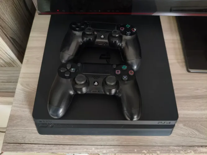PS4 Slim + 2 Controles originais - funcionando perfeitamente