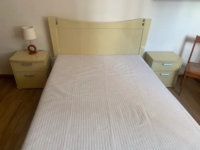 Quarto casal - cama casal + colchão casal + 2 criados mudos 