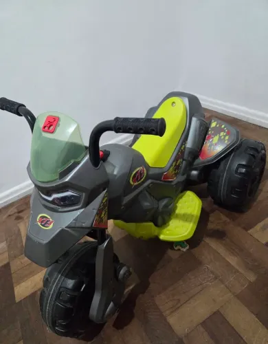 Moto elétrica infantil.<br>principal<br>hover<br><br><br><br><br><br>Frete Grátis<br>Moto Elétrica - 6V - 