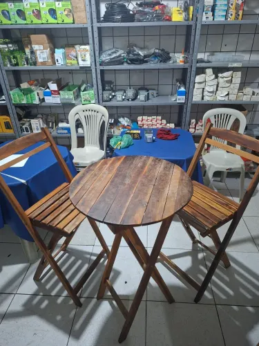 Mesa Bistro com 2 cadeiras de madeira - Envernizados e Bem conservados