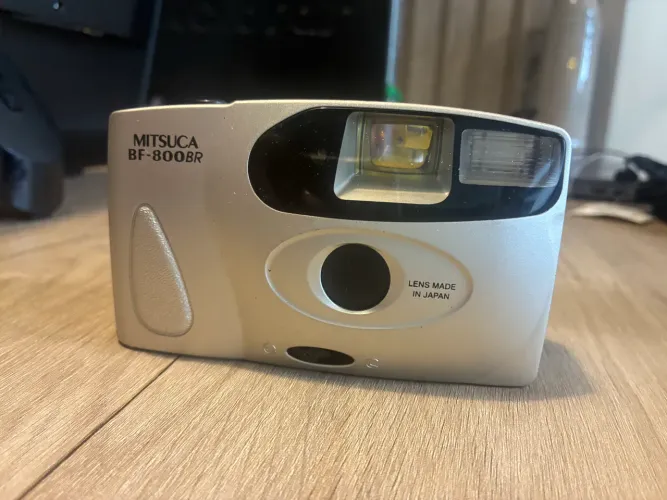 Máquina fotográfica mitsuca antiga