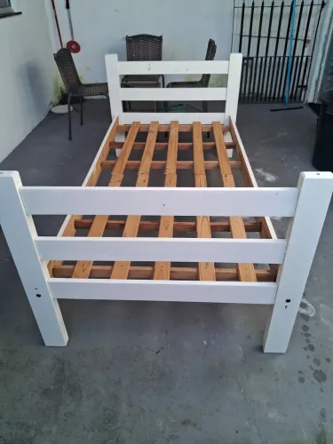 Cama solteiro 250 com colchão de brinde .