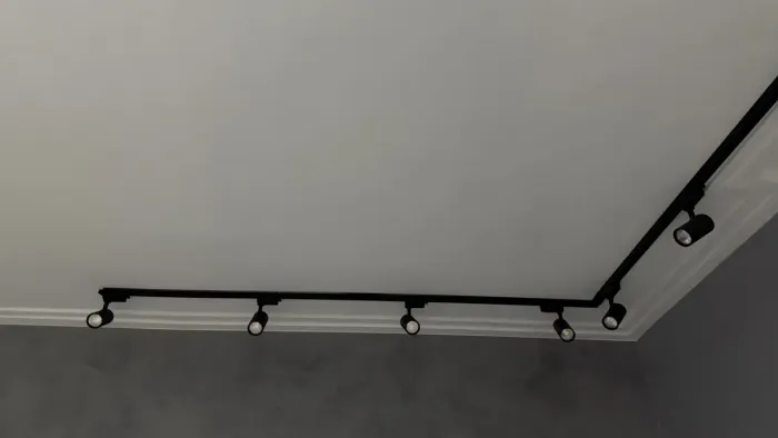Trilho de 2m com 4 spots com lâmpadas. (2 trilhos disponíveis)