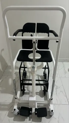 Cadeira transferência para idoso.
