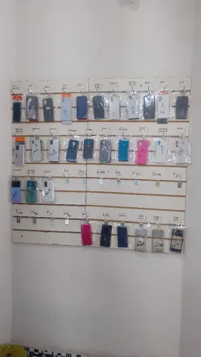 Vendo 2 painéis Canaletado com 41 ganchos + 51 tampas de celular e 3 aros - 1000,00