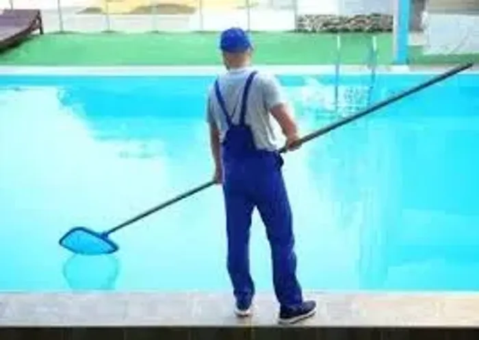 Auxiliar para limpar piscina 1/2 período
