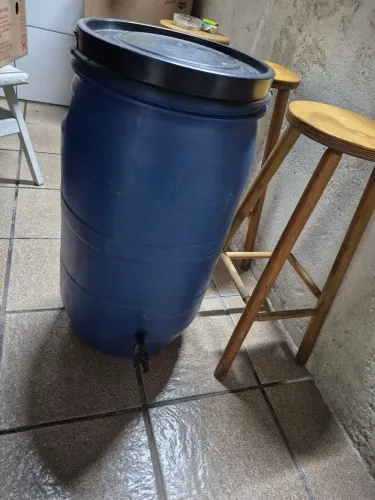 Tambor Bombona Plástica 60 Litros com Torneira e Tampa Removível